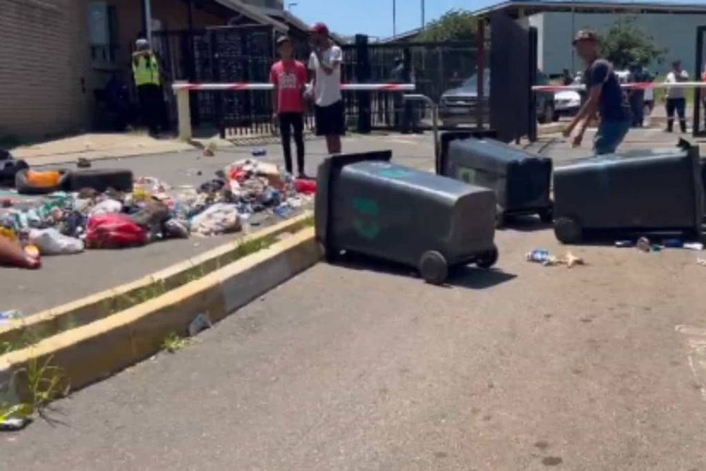 WATCH: Tensions high in Kliptown over disconnections [VIDEO]