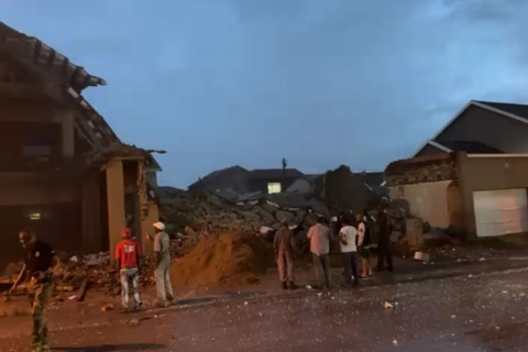 WATCH: One injured after building collapses in Lenasia, Joburg