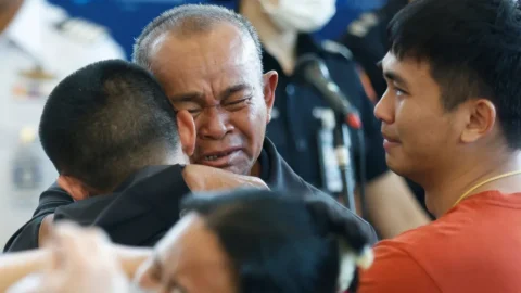 Tears of joy as freed Thai hostages arrive home