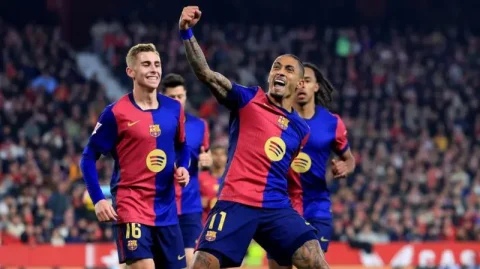 10-man Barca win to close gap on leaders Real Madrid