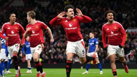 Maguire header gives 10-man Man Utd win over Ipswich